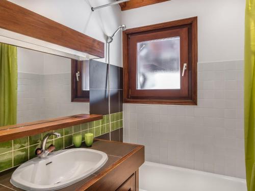 a bathroom with a sink and a mirror and a tub at Confortable 3 pièces avec animaux admis à Megève Jaillet - FR-1-453-38 in Megève