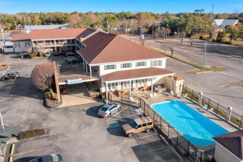 een luchtzicht op een gebouw met een zwembad bij Edgewater Inn - Biloxi Beach in Biloxi