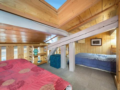 une chambre avec un lit dans une cabane en bois dans l'établissement Charmant studio duplex au centre de Megève, 4 pers, balcon, parking, proximité commerces - FR-1-453-44, à Megève