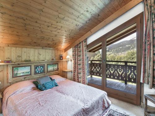 une chambre avec un lit et une grande fenêtre dans l'établissement Charmant Duplex 3 Chambres avec Cheminée, Balcons et Piscine - Proche Centre Megève - FR-1-453-42, à Megève