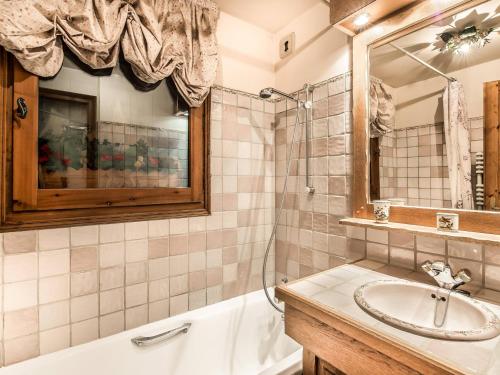 une salle de bain avec un lavabo, une douche et un miroir dans l'établissement Charmant Duplex 3 Chambres avec Cheminée, Balcons et Piscine - Proche Centre Megève - FR-1-453-42, à Megève