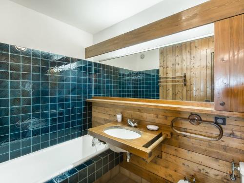 a bathroom with a sink and a mirror at Appartement Megève, 3 pièces, 4 personnes - FR-1-453-48 in Megève