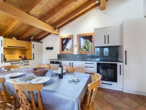 une cuisine avec une table et des chaises dans une pièce dans l'établissement Appartement Duplex 3 Chambres à Megève - Proche Centre et Télécabine - Tout Confort - FR-1-453-49, à Megève