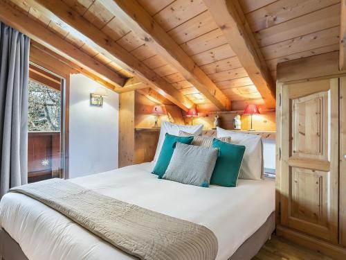 - une chambre dans une cabane en rondins avec un grand lit dans l'établissement Appartement Duplex 3 Chambres à Megève - Proche Centre et Télécabine - Tout Confort - FR-1-453-49, à Megève