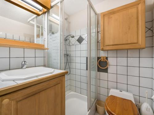 une salle de bain avec une douche, des toilettes et un lavabo dans l'établissement Appartement Duplex 3 Chambres à Megève - Proche Centre et Télécabine - Tout Confort - FR-1-453-49, à Megève