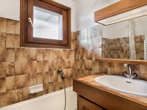 une salle de bain avec un lavabo, une baignoire et un miroir dans l'établissement Appartement 2 pièces mezzanine avec balcon, parking et télécabine à proximité à Megève - FR-1-453-51, à Megève
