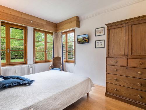 - une chambre avec un lit, une commode et des fenêtres dans l'établissement Appartement 2 Chambres à Megève Rochebrune - Terrasse et Jardin, Proche Téléphérique - FR-1-453-52, à Megève