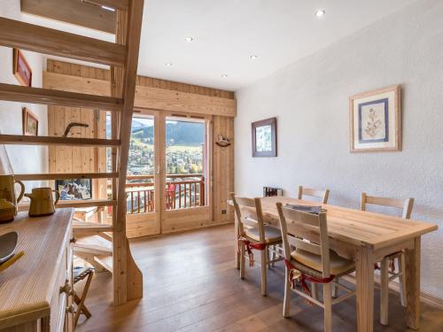 une cuisine et une salle à manger avec une table et des chaises en bois dans l'établissement Charmant T2 + Mezzanine à Megève, proche centre, balcon sud, Wifi, chien/chats OK - FR-1-453-57, à Megève