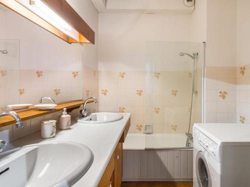 une salle de bain avec deux lavabos et une machine à laver dans l'établissement Appartement 2 Chambres à Megève Rochebrune - Terrasse et Jardin, Proche Téléphérique - FR-1-453-52, à Megève