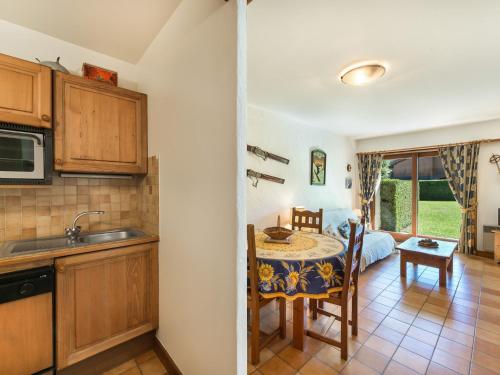 une cuisine avec une table et une chambre avec un lit dans l'établissement Charmant T2 Rez-de-Jardin, Terrasse, Proche Pistes et Centre, Animaux Bienvenus, Garage Inclus - FR-1-453-61, à Megève