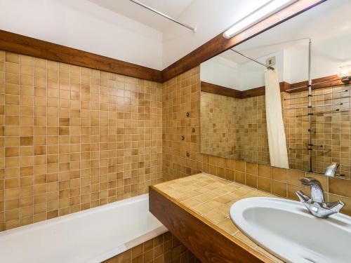 une salle de bain avec un lavabo, un miroir et une baignoire dans l'établissement Charmant T2 Rez-de-Jardin, Terrasse, Proche Pistes et Centre, Animaux Bienvenus, Garage Inclus - FR-1-453-61, à Megève