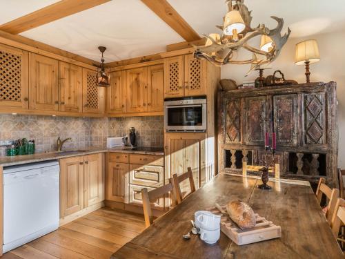 une cuisine avec des armoires en bois et une table en bois dans l'établissement Appartement 2 chambres au pied des pistes et golf, 3km du centre - 3 étoiles, avec Wifi et garage - FR-1-453-76, à Megève