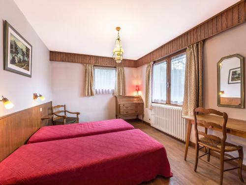 une chambre avec deux lits, un bureau et un miroir dans l'établissement Appartement cosy 2P à Megève Jaillet - Proche pistes, Wi-Fi, parking, animaux acceptés - FR-1-453-91, à Megève