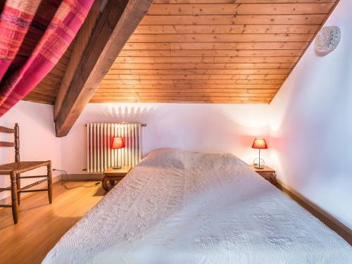 ムジェーヴにあるStudio Megève, 1 pièce, 3 personnes - FR-1-453-103の木製の天井が特徴のベッドルーム1室(大型ベッド1台付)
