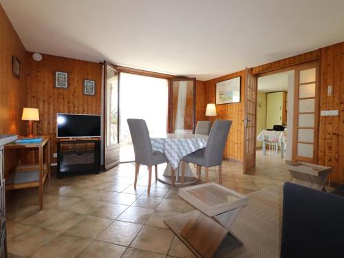 Appartement Annecy, 2 pièces, 4 personnes - FR-1-432-32にあるテレビまたはエンターテインメントセンター