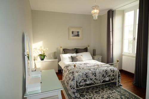 Кровать или кровати в номере Au Chiron