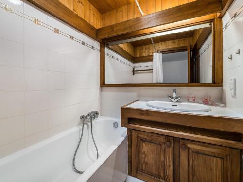 une salle de bain avec un lavabo, une baignoire et un miroir dans l'établissement Studio 4 pers - Balcon - Proximité pistes et golf - TV - Garage - Animaux OK - Tennis en été - FR-1-453-82, à Megève