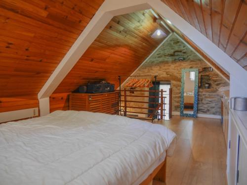 LocmariaにあるMaison Locmaria, 2 pièces, 4 personnes - FR-1-418-135の木造家屋内のベッドルーム(ベッド付)