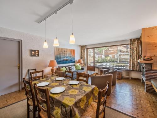 une salle à manger avec une table et des chaises dans l'établissement Appartement 62m² 4 pers. à Megève - Centre, Balcon Sud/Est, Parking, 2 étoiles - FR-1-453-118, à Megève