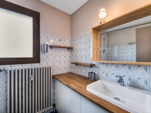 une salle de bain avec un lavabo, un miroir et un radiateur dans l'établissement Appartement 62m² 4 pers. à Megève - Centre, Balcon Sud/Est, Parking, 2 étoiles - FR-1-453-118, à Megève