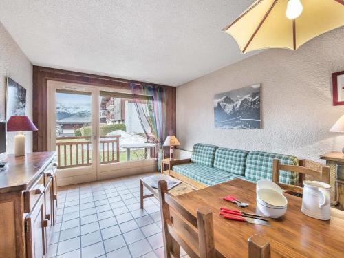 un salon avec un canapé et une table dans l'établissement Charmant T2 avec parking et balcon près des pistes, 15 min du centre - Megève Jaillet - FR-1-453-98, à Megève