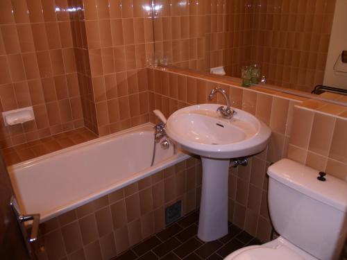 une salle de bain avec un lavabo, des toilettes et une baignoire dans l'établissement Studio cosy à Megève - Piscine, Tennis, Animaux Acceptés, Proche Centre - FR-1-453-116, à Megève