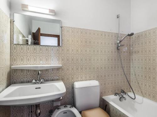 une salle de bain avec un lavabo, des toilettes et un miroir dans l'établissement Studio cosy à Megève, proche pistes Rochebrune et centre, avec parking et TV - FR-1-453-124, à Megève