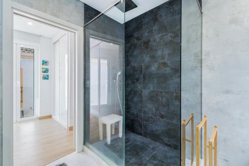 Vista Bonita by Algarve Golden Properties في لاغوس: حمام مع دش زجاجي مع طاولة
