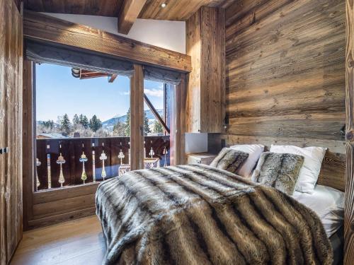 une chambre avec un lit et une grande fenêtre dans l'établissement Appartement Duplex 4 Chambres Rénové avec Cheminée, Piscine, Tennis, Proche Télécabine - Megève - FR-1-453-25, à Megève