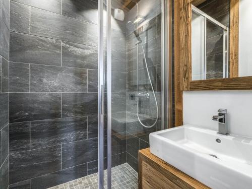 une salle de bain avec douche et lavabo dans l'établissement Appartement Duplex 4 Chambres Rénové avec Cheminée, Piscine, Tennis, Proche Télécabine - Megève - FR-1-453-25, à Megève