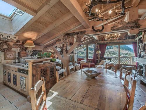 Il comprend une cuisine et un salon avec du parquet et des plafonds en bois. dans l'établissement Appartement à Megève - 4 pièces, 3 chambres, balcon, wifi, parking - FR-1-453-28, à Megève