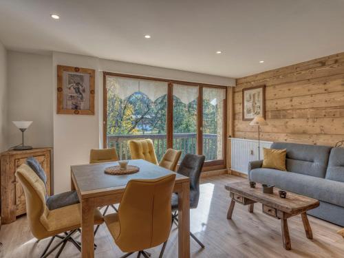 un salon avec une table, des chaises et un canapé dans l'établissement Appartement 2 pièces avec balcon, piscine, parking, à 11 min du centre de Megève - FR-1-453-54, à Megève