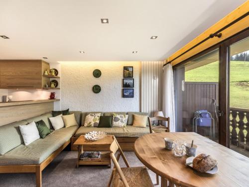 un salon avec un canapé et une table dans l'établissement Studio cosy à Megève, 4 pers, balcon extérieur, animaux admis, parking - FR-1-453-58, à Megève