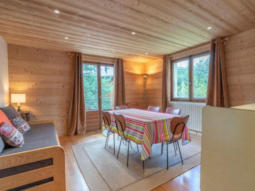 une salle à manger avec une table et des chaises dans une pièce dans l'établissement Appartement cosy 4 pers, 1 ch, proche télécabines et centre, balcon exposé sud, parking, wifi - FR-1-453-59, à Megève