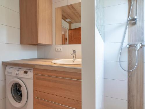 une salle de bain avec un lavabo et une machine à laver dans l'établissement Appartement cosy 4 pers, 1 ch, proche télécabines et centre, balcon exposé sud, parking, wifi - FR-1-453-59, à Megève