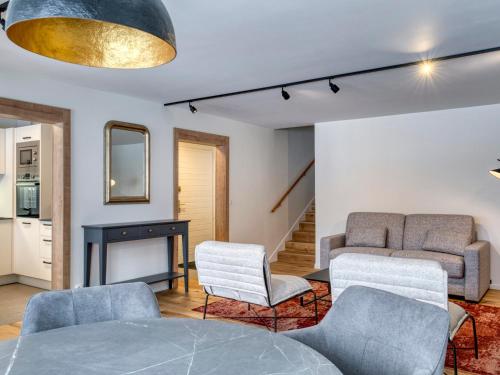 un salon avec deux chaises et une table dans l'établissement Spacieux appartement 1 chambre avec parking et wifi à 400m des pistes à Megève - FR-1-453-62, à Megève