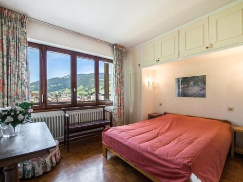 una camera con un letto e una grande finestra di Appartement Megève, 3 pièces, 4 personnes - FR-1-453-65 a Megève