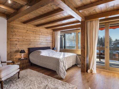 une chambre avec un lit et une grande fenêtre dans l'établissement Appartement rénové avec balcon et parking près des pistes à Megève - FR-1-453-68, à Megève
