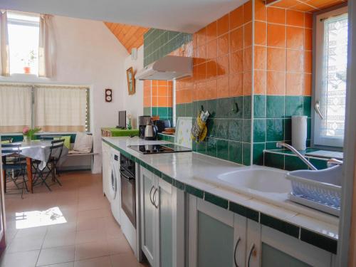 Φωτογραφία από το άλμπουμ του Maison 2 ch. à Locmaria, 800m de la plage, jardin clos, animaux OK, équipements complets - FR-1-418-158 σε Locmaria