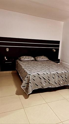 1 cama con 2 almohadas en una habitación en M&D alojamiento en La Rioja