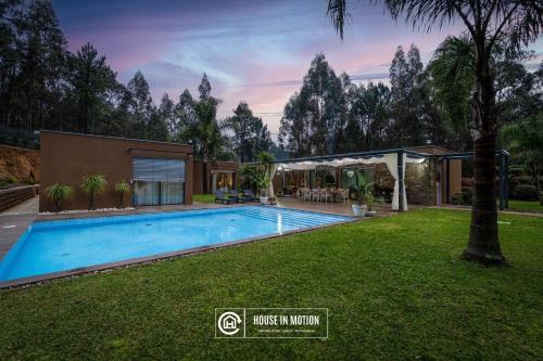 a house with a swimming pool in a yard at Villa no Jardim dos Aromas in Gião