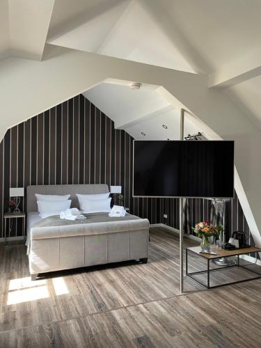 a bedroom with a large bed and a tv at zur altstadt in Weida