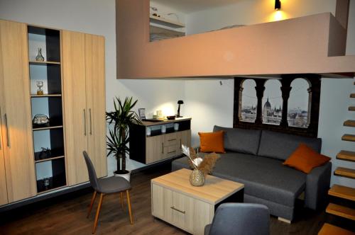 sala de estar con sofá y mesa en Angel's Apartman en Budapest