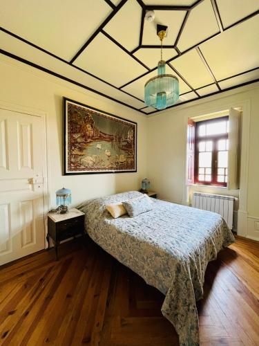 ein Schlafzimmer mit einem Bett und einem Gemälde an der Decke in der Unterkunft Quinta da Lua Nova in Travancinha