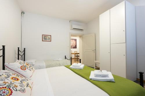 Habitación blanca con 2 camas y toallas. en Ca' Del Mercato en Venecia