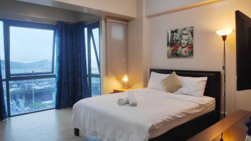 Cama o camas de una habitación en Palm Tree Condos near MNL Airport Terminal 3 by ELR