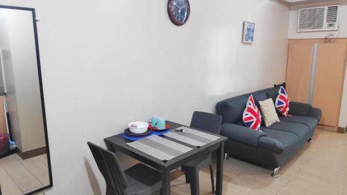 Zona de estar de Palm Tree Condos near MNL Airport Terminal 3 by ELR