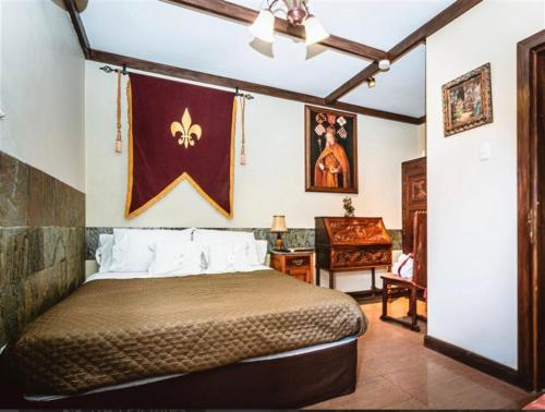 een slaapkamer met een groot bed en een bureau bij Castillo Medieval in Viña del Mar