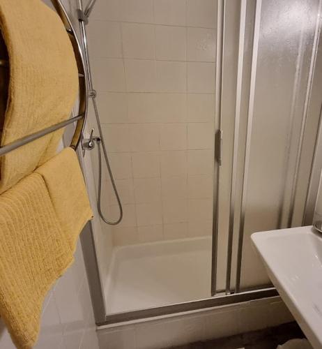 un baño con ducha y lavabo en Pension Grubenhof, en Fulpmes