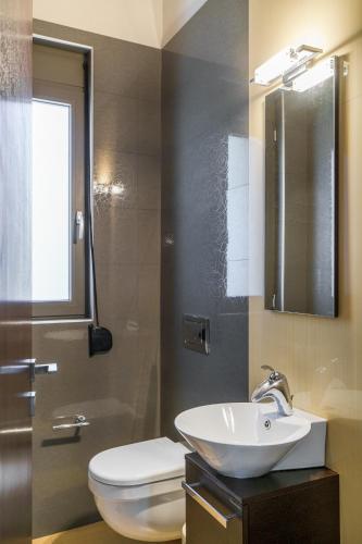 Ένα μπάνιο στο Free Breakfast at Oak Luxury villa with heated pool, Playground and Pool table